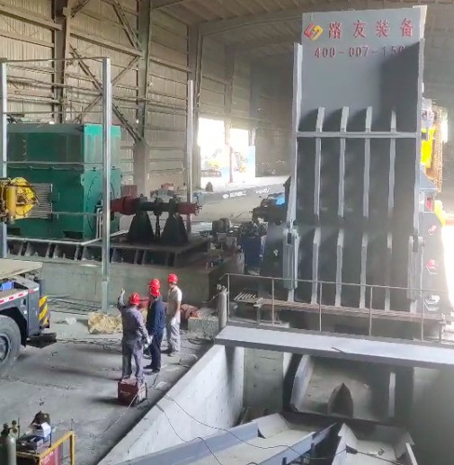 張家港傳來喜報(bào)，6000馬力破碎機(jī)安裝完畢。這個(gè)大家伙可不能小看它，每小時(shí)出料可高達(dá)150噸。